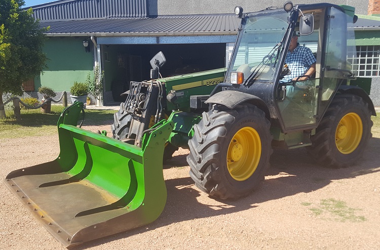 John Deere 3220