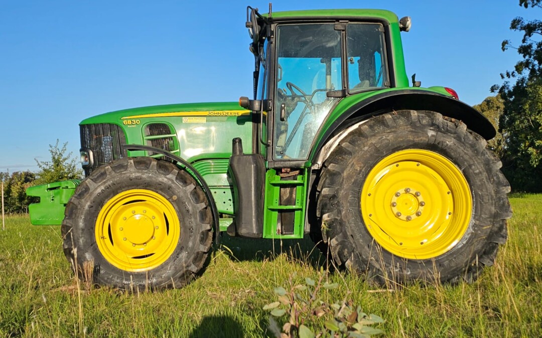 John Deere 6830